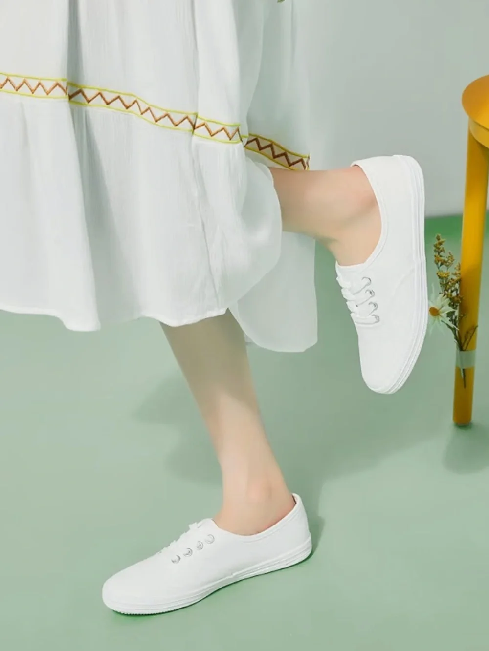 TUOPIN Womens White Canvas Sneakers Low Top Lace-up Casual Tennis Shoes